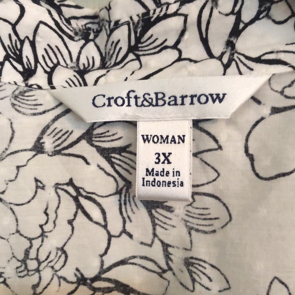 NWT women’s classic, plus button front top - Picture 3 of 4